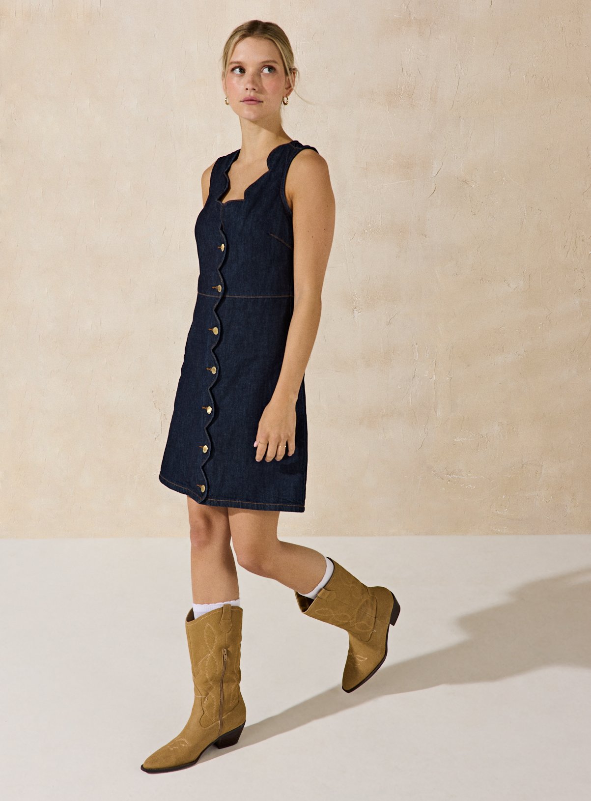 EVERBELLE Dark Denim Scallop Neck Pinafore Dress 22 - Image 3 thumbnail